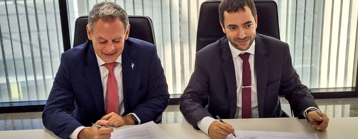 Andrés Giacomone y Juan Manuel Olima Espel durante la firma del convenio de cooperación entre el MPFN y el Superior Tribunal de Justicia de Chubut.
