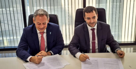 Andrés Giacomone y Juan Manuel Olima Espel durante la firma del convenio de cooperación entre el MPFN y el Superior Tribunal de Justicia de Chubut.