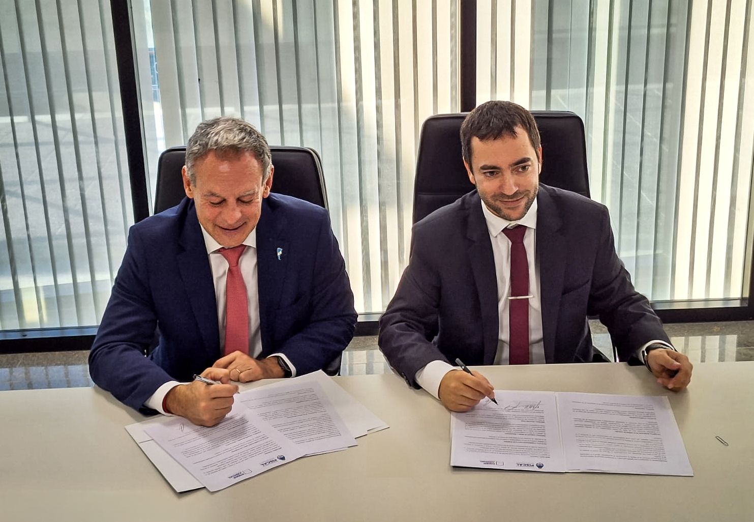Andrés Giacomone y Juan Manuel Olima Espel durante la firma del convenio de cooperación entre el MPFN y el Superior Tribunal de Justicia de Chubut.