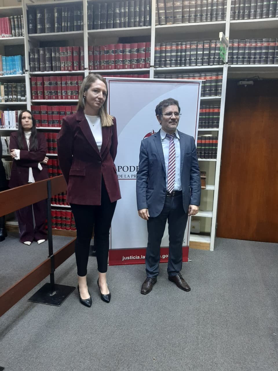Autoridades posan para una fotografía institucional junto al banner del Poder Judicial de La Pampa.
