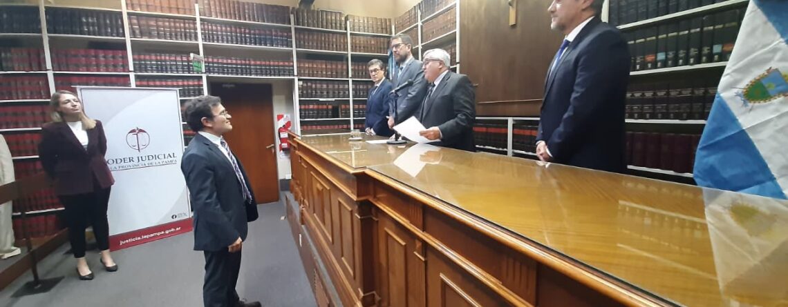 Funcionario de pie frente a las autoridades durante una ceremonia en el Poder Judicial de La Pampa.