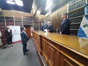 Funcionario de pie frente a las autoridades durante una ceremonia en el Poder Judicial de La Pampa.