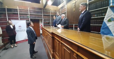 Funcionario de pie frente a las autoridades durante una ceremonia en el Poder Judicial de La Pampa.