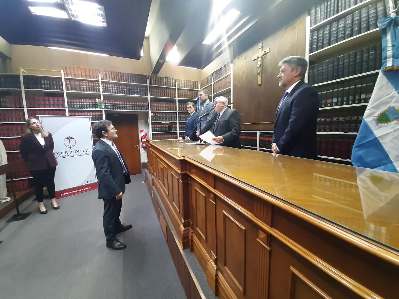 Funcionario de pie frente a las autoridades durante una ceremonia en el Poder Judicial de La Pampa.