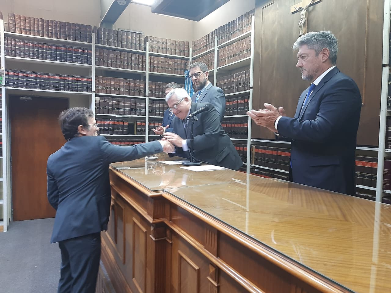 Autoridades saludan a un funcionario durante un acto institucional realizado en el Poder Judicial de La Pampa.