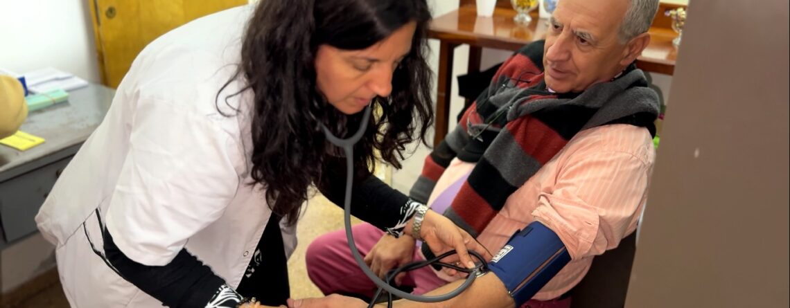 Profesional del Consultorio de Salud Ocupacional controla la presión arterial de un agente judicial durante la jornada Sentencia para tu corazón en General Acha.