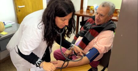 Profesional del Consultorio de Salud Ocupacional controla la presión arterial de un agente judicial durante la jornada Sentencia para tu corazón en General Acha.