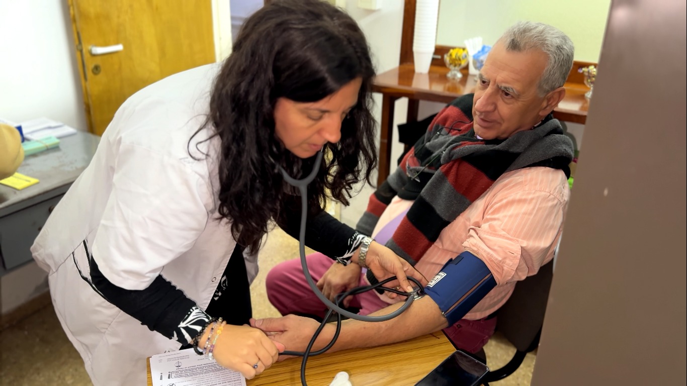 Profesional del Consultorio de Salud Ocupacional controla la presión arterial de un agente judicial durante la jornada Sentencia para tu corazón en General Acha.