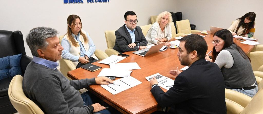 Equipos de la Legislatura del Chubut y del STJ durante una reunión de trabajo sobre la reforma de los procesos no penales.