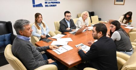 Equipos de la Legislatura del Chubut y del STJ durante una reunión de trabajo sobre la reforma de los procesos no penales.