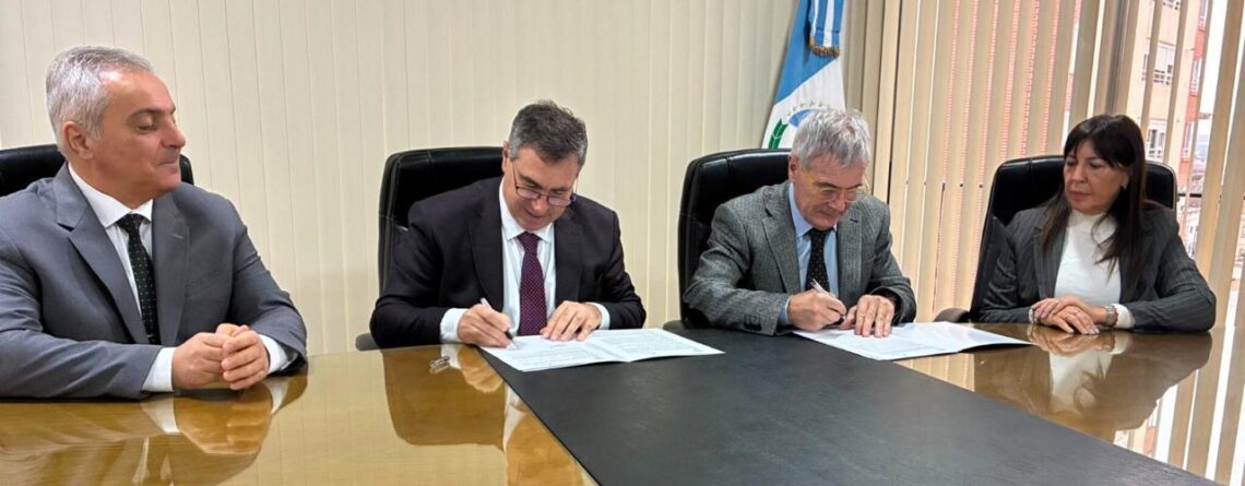 Autoridades del TSJ de Neuquén y del Consejo de la Magistratura durante la firma del convenio de colaboración académica.