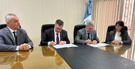 Autoridades del TSJ de Neuquén y del Consejo de la Magistratura durante la firma del convenio de colaboración académica.