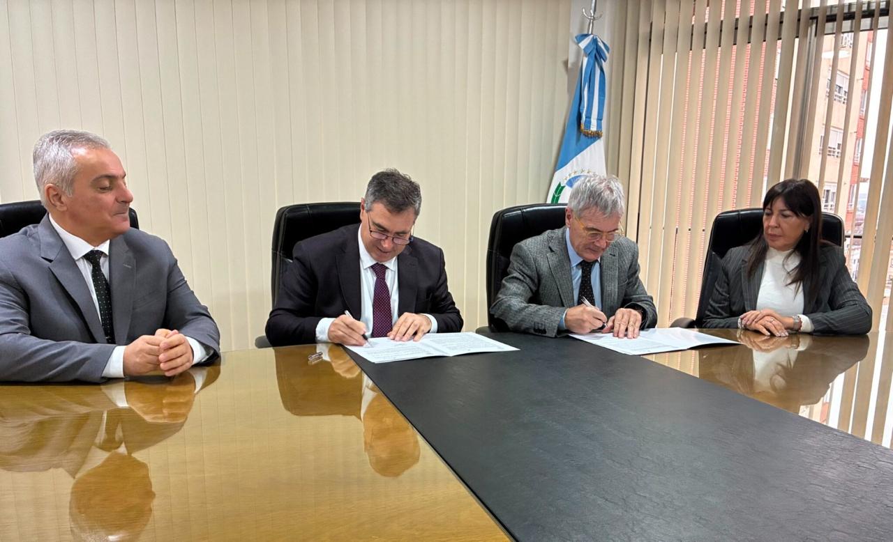 Autoridades del TSJ de Neuquén y del Consejo de la Magistratura durante la firma del convenio de colaboración académica.