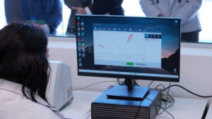 Profesional realiza una demostración del equipamiento del Laboratorio de Toxicología del Poder Judicial de Neuquén.