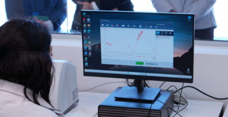 Profesional realiza una demostración del equipamiento del Laboratorio de Toxicología del Poder Judicial de Neuquén.