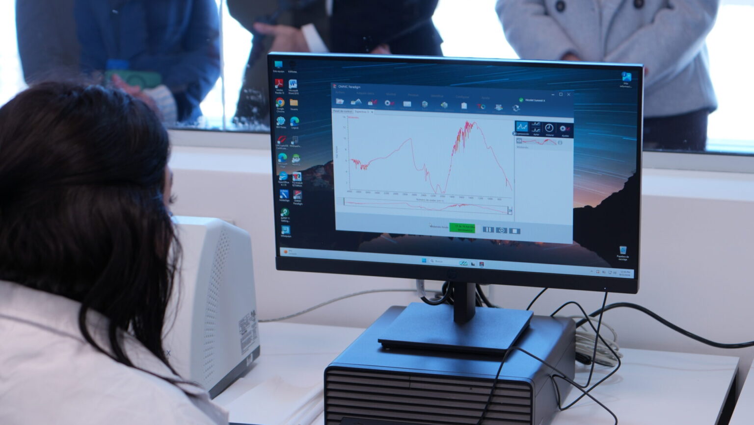 Profesional realiza una demostración del equipamiento del Laboratorio de Toxicología del Poder Judicial de Neuquén.