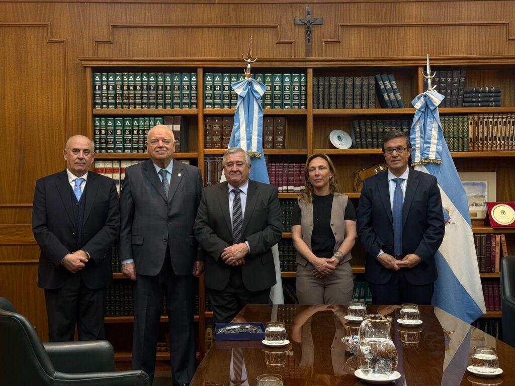 Ricardo Pérez Manrique junto a autoridades del Superior Tribunal de Justicia de La Pampa