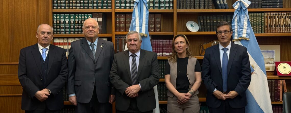Ricardo Pérez Manrique junto a autoridades del Superior Tribunal de Justicia de La Pampa