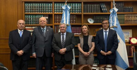 Ricardo Pérez Manrique junto a autoridades del Superior Tribunal de Justicia de La Pampa
