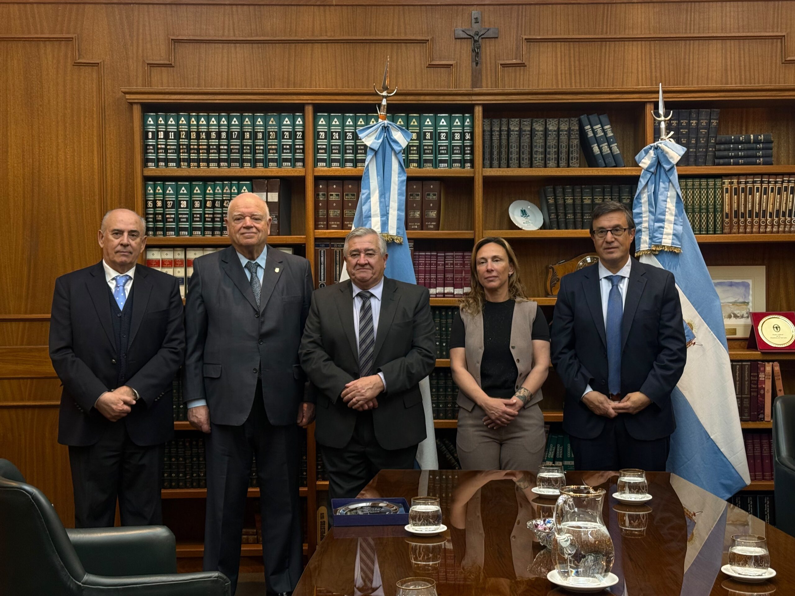 Ricardo Pérez Manrique junto a autoridades del Superior Tribunal de Justicia de La Pampa