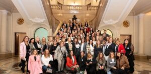 Participantes del XXXIII Encuentro Nacional de AMJA posan en la escalera de la Legislatura porteña.