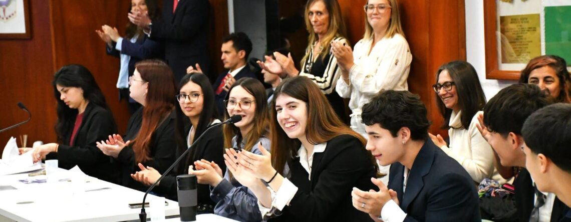 Estudiantes de la ESRN N.º 8 de Viedma participan de un simulacro de juicio por jurados en el Poder Judicial de Río Negro.