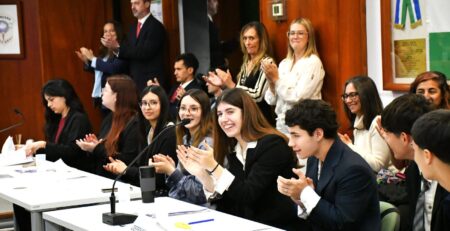 Estudiantes de la ESRN N.º 8 de Viedma participan de un simulacro de juicio por jurados en el Poder Judicial de Río Negro.