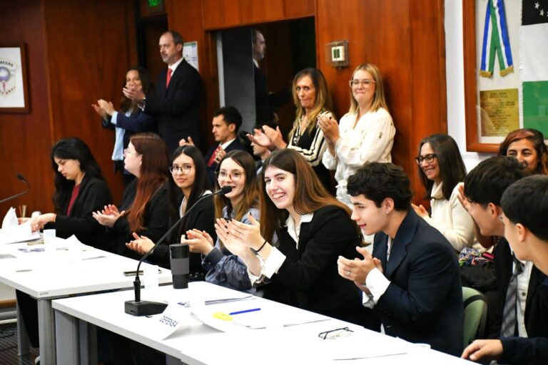 Estudiantes de la ESRN N.º 8 de Viedma participan de un simulacro de juicio por jurados en el Poder Judicial de Río Negro.