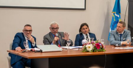 Autoridades y expositores durante las Terceras Jornadas Patagónicas de Derecho Civil realizadas en Rawson, Chubut.