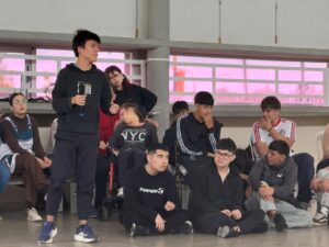 studiantes participan de un debate sobre la edad de punibilidad en una escuela de La Pampa.