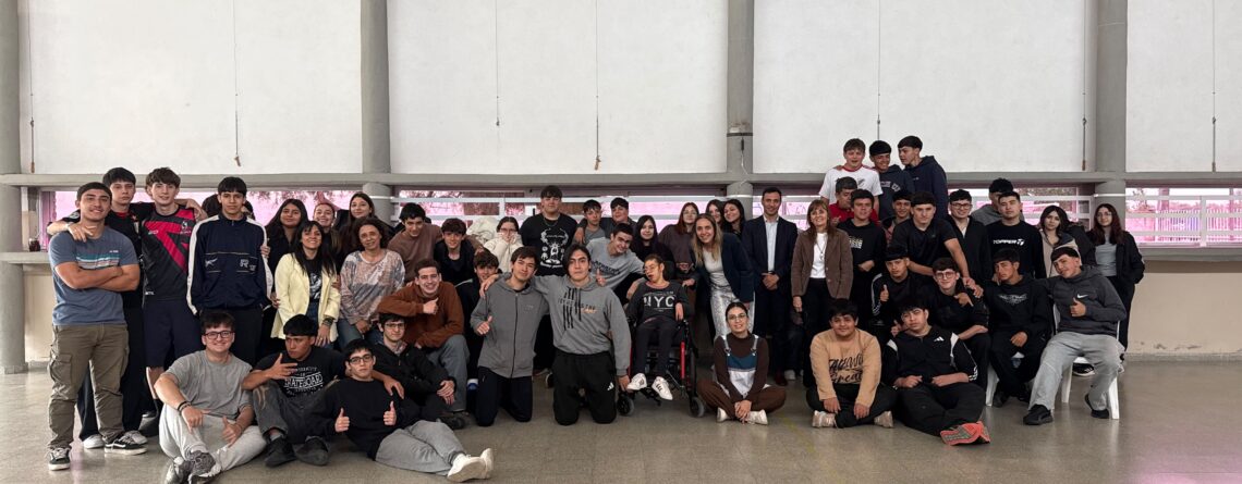 Fotografía grupal de estudiantes y participantes de una jornada del programa Educación y Justicia.