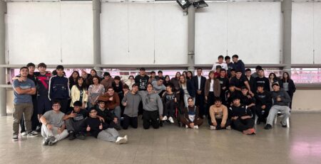 Fotografía grupal de estudiantes y participantes de una jornada del programa Educación y Justicia.