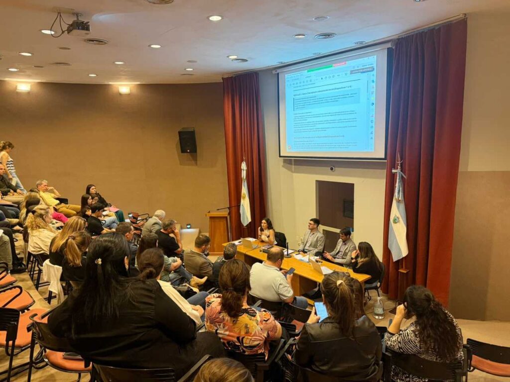 Jornada sobre Régimen Penal Juvenil con expositores y asistentes en un auditorio de La Pampa