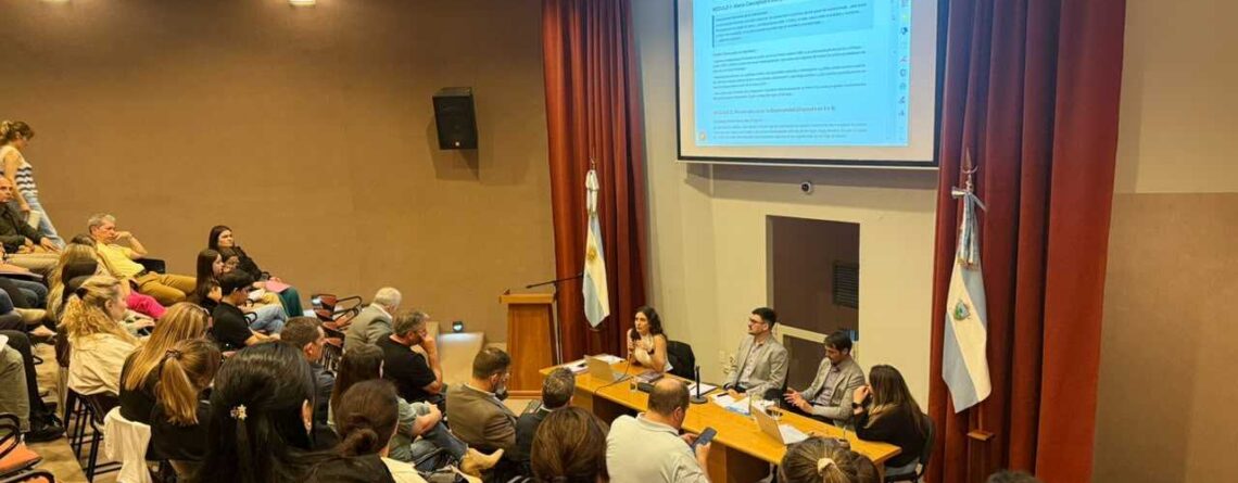 Jornada sobre Régimen Penal Juvenil con expositores y asistentes en un auditorio de La Pampa