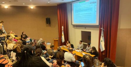 Jornada sobre Régimen Penal Juvenil con expositores y asistentes en un auditorio de La Pampa