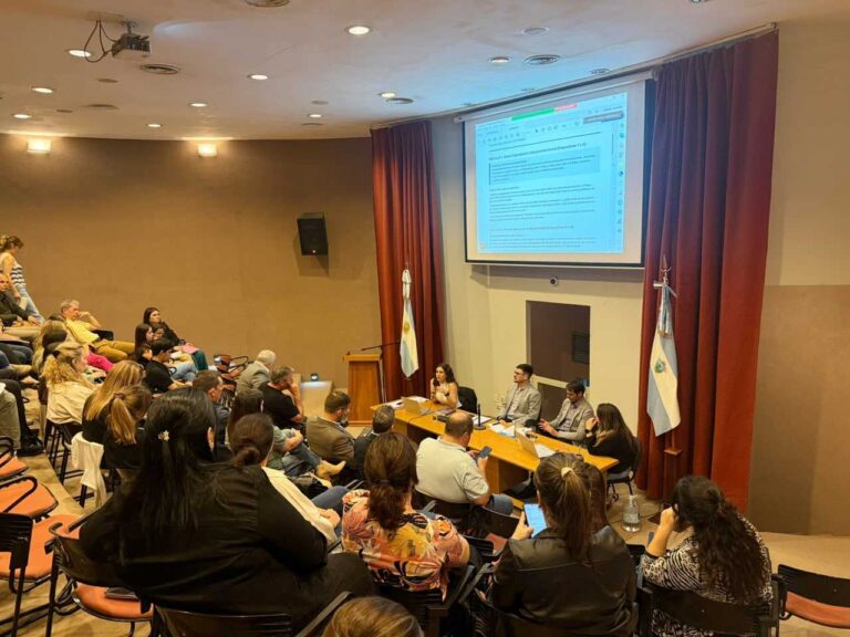Jornada sobre Régimen Penal Juvenil con expositores y asistentes en un auditorio de La Pampa