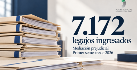 Legajos junto a la cifra de 7.172 ingresos de mediación prejudicial y el logo del Poder Judicial de Río Negro.