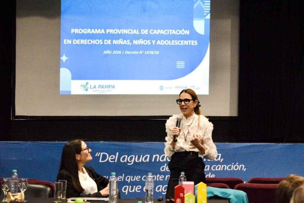 Expositoras durante una capacitación sobre derechos de niñas, niños y adolescentes en La Pampa